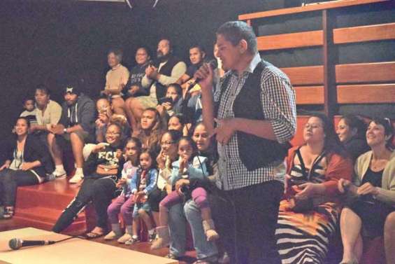 Un grand A au karaoké