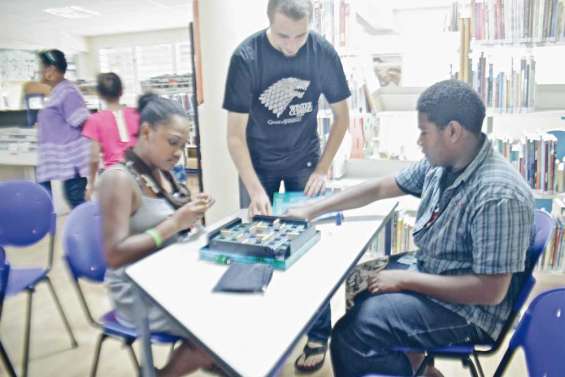 Fais-moi jouer...  et dialoguer