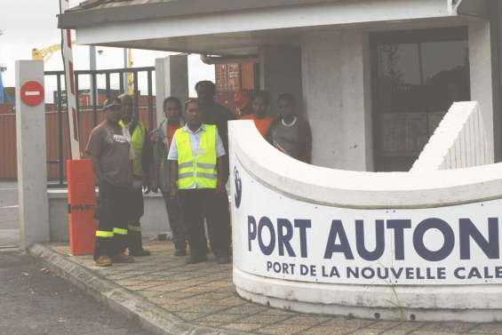 Insultes racistes sur le port autonome