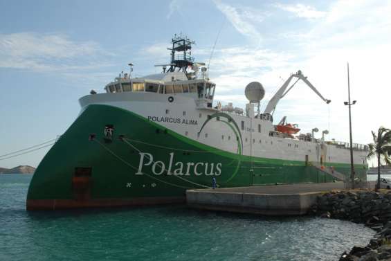 Un drôle de bateau en escale