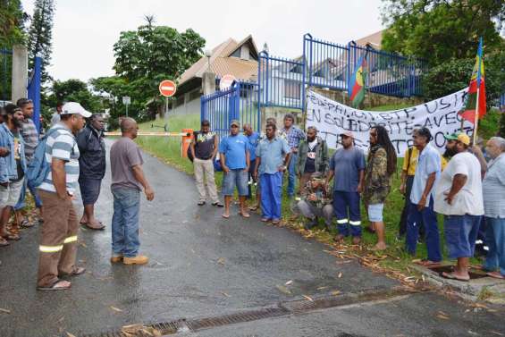Inquiets pour leurs emplois
