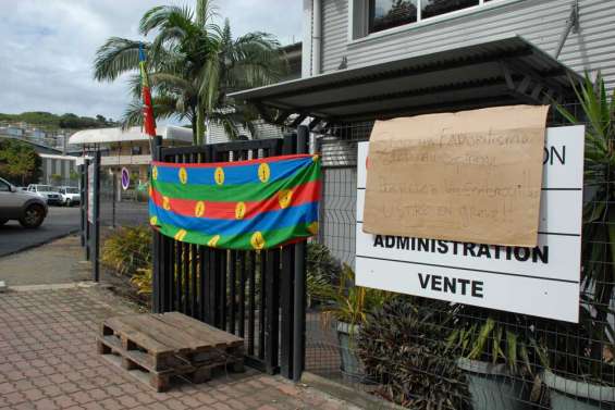 Grève devant l'ancien groupe Aline