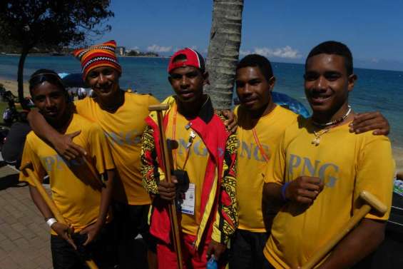 Cinq jeunes Papous dans la masse