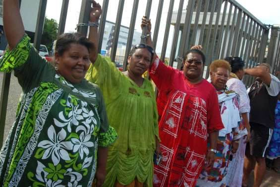 Enchaînées aux grilles de la mairie