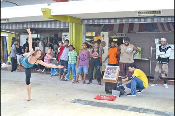 Spectacles de rue à la pièce