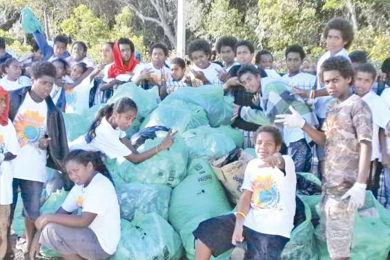 Opération nettoyage au collège