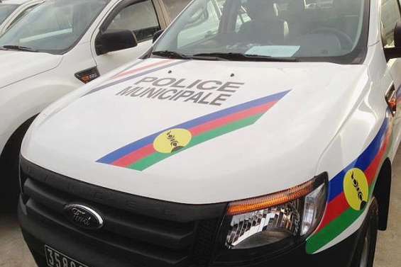 Les deux drapeaux dans la municipale