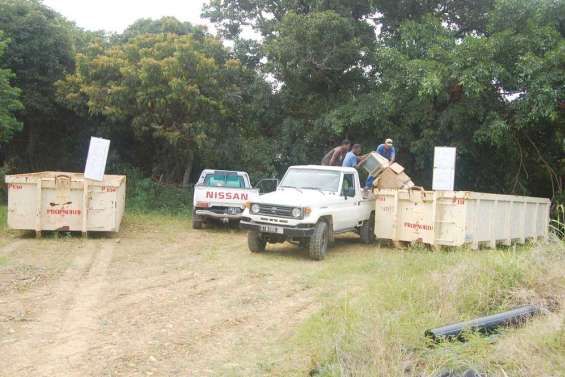 Deux bennes pour les encombrants