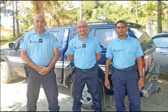 Deux adjudants et un adjoint local