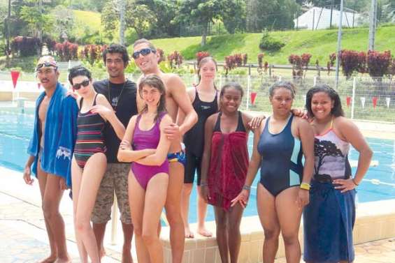 Deux champions du monde motivent les nageurs handisport