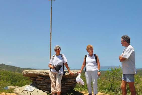 Une stèle en hommage à Bernard et Sofia