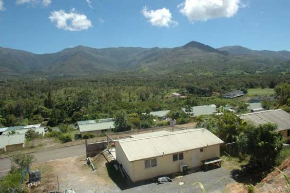 Lotissement contre  forêt sèche