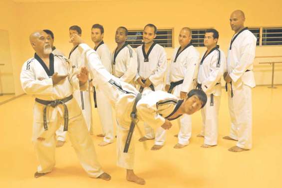 Maître Lee et les ceintures noires