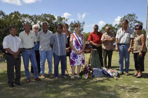 Les Indonésiens saluent 