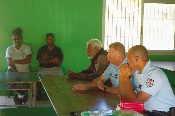 Les gendarmes en tribu