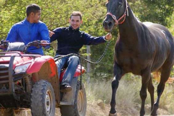 Pouembout sort ses jockeys