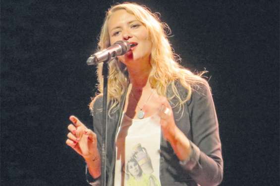 Nawel, une femme  debout