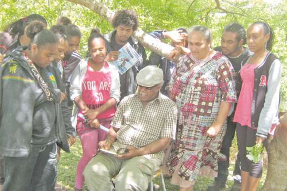 Des lycéens rencontrent Luc Enoka Camoui