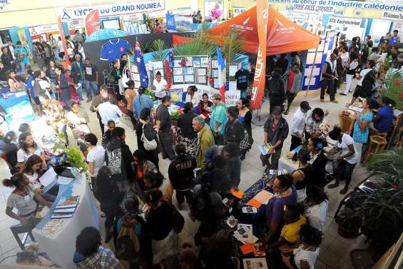 Les étudiants font leur salon