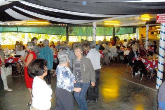 Les seniors de Nouméa en promenade