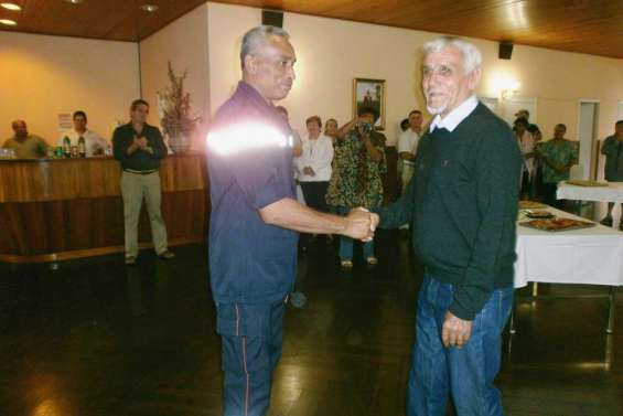 Un soldat du feu prend du galon