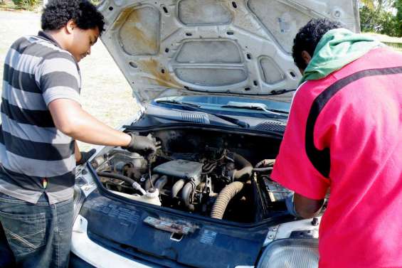 Les mains  dans le cambouis