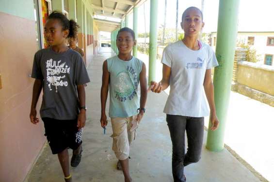 Les CM2 dans la cour des grands