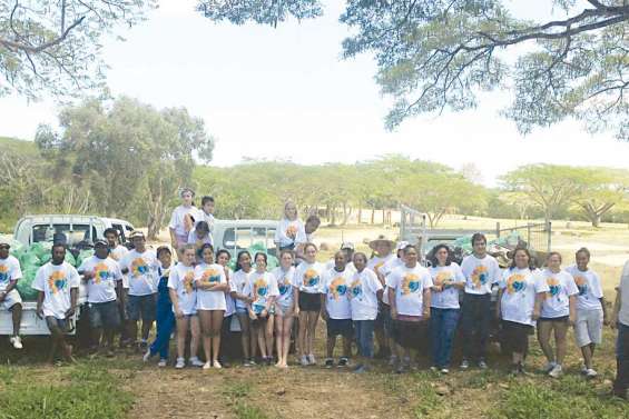 Ensemble pour nettoyer la nature