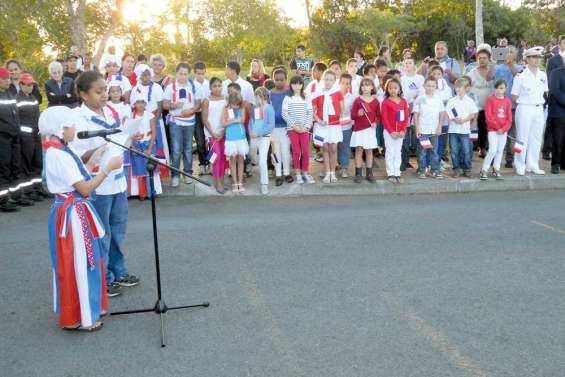 Les écoliers  en bleu-blanc-rouge