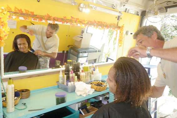 Un coiffeur au marché