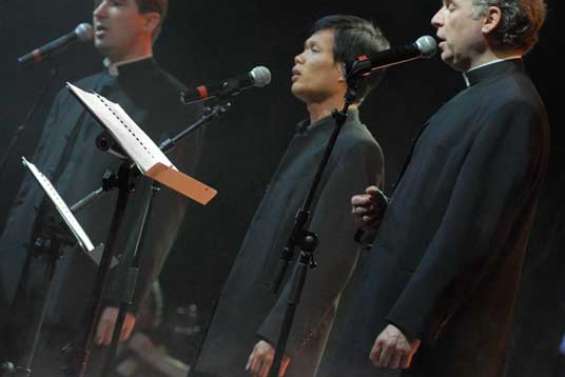 Les Prêtres enchantent l'Arène