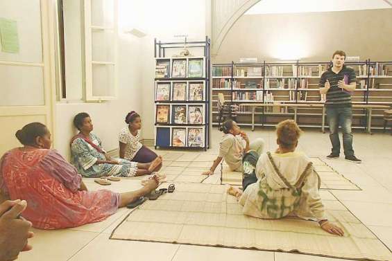 Le théâtre ouvre le débat