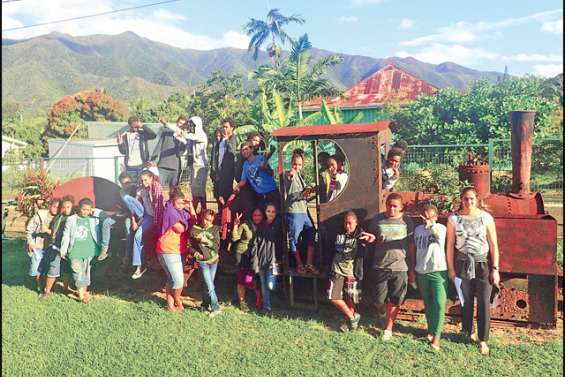 Un train de visiteurs au musée