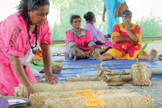 Les femmes dévoilent leur travail sur les nattes