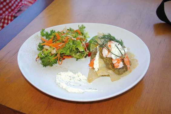 Millefeuilles de crevettes et caviar d'aubergine