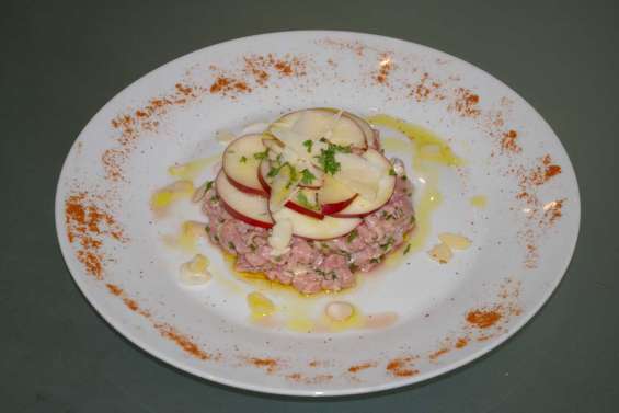 Tartare de veau à la nectarine et aux amandes