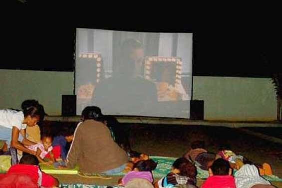 Des hommes en noir dans la terre rouge