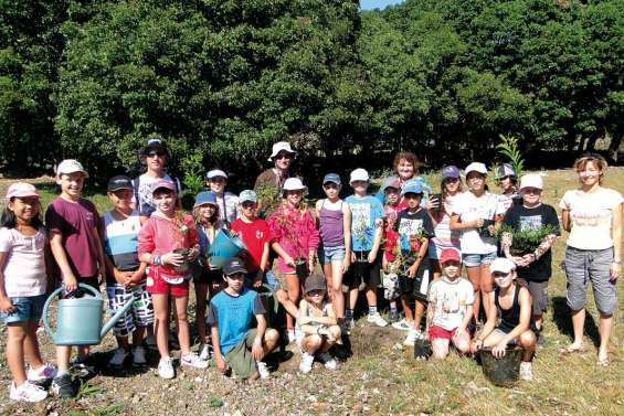 Quarante-cinq jeunes jardiniers à Poé