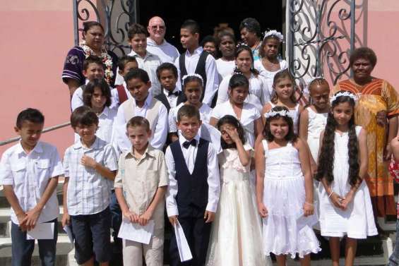 Vingt et un jeunes en première communion