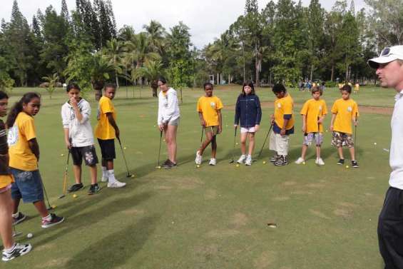 Des collégiens sur les greens