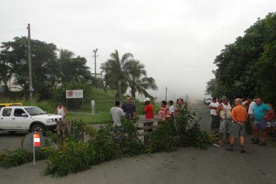 Les riverains bloquent la RM6