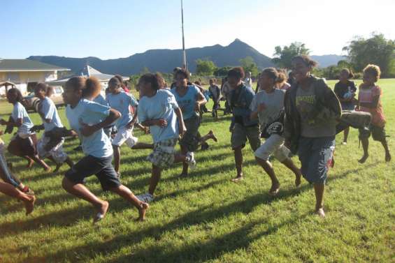 Deux cents athlètes sur le stade