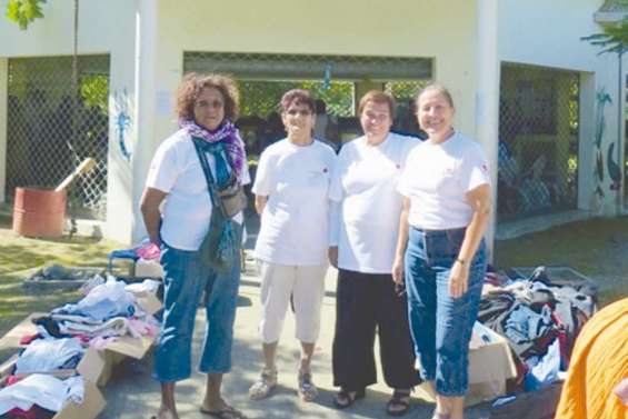 Des vêtements et  des jouets bradés