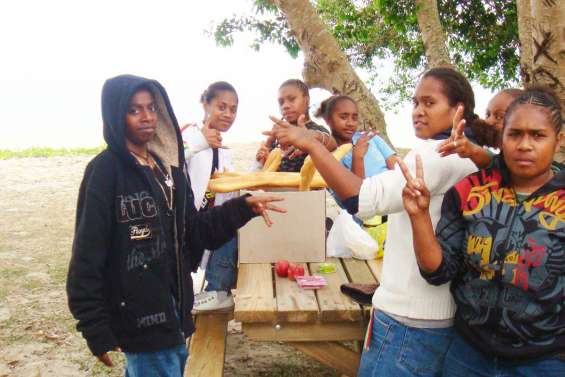 Des lycéennes montent sur scène