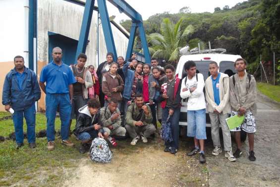 Les collégiens de Vao transportés par le courant