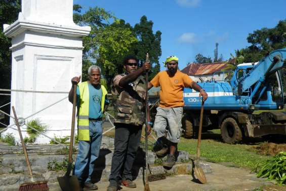 Travaux de décaissement au village