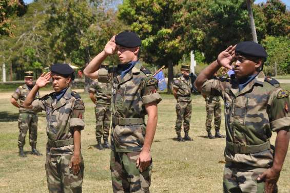 Remise de fanion à la tribu