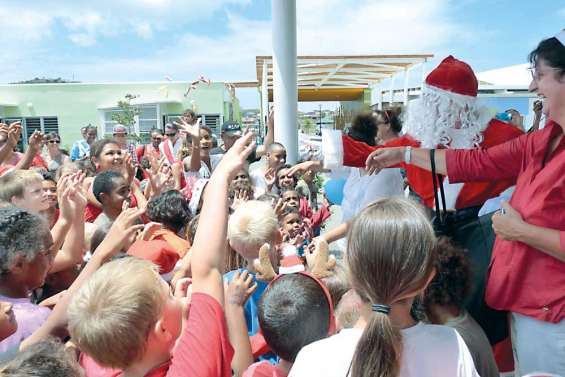Le père Noël acclamé à Téari