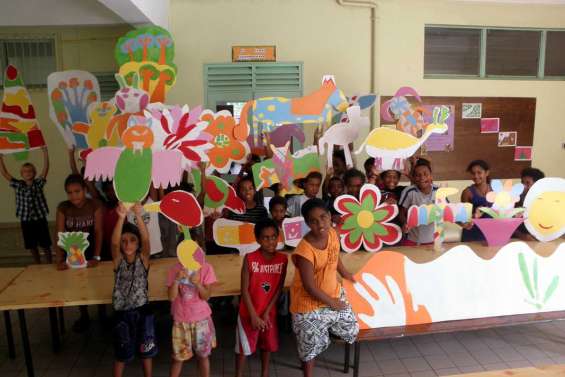 Les internes décorent les murs