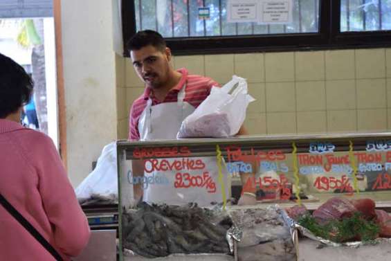 Au marché de Nouméa, les vendeurs doivent s'arranger